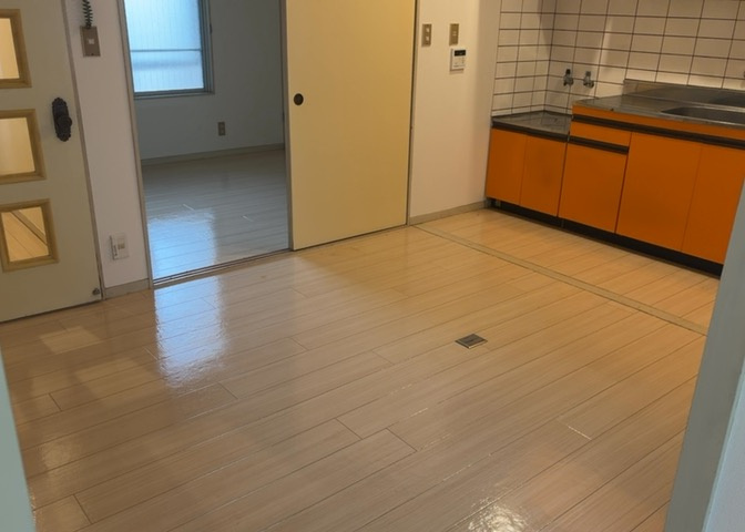 直線タイプはLとDKを一直線に並べた形で対面キッチンのタイプです。一般的なのでよく見かけるかもしれません。直線タイプに似た直接アイランドタイプは、キッチンとダイニングの間に壁がない分広く感じられます。