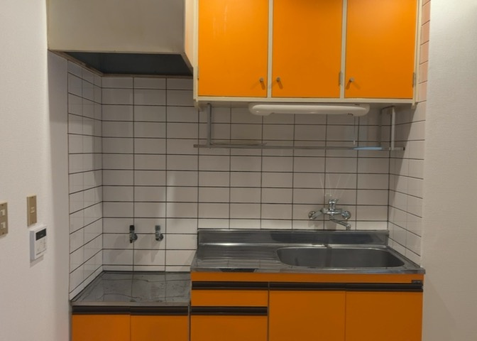 標準的なシステムキッチンの横幅は、165cm～300cm程度です。2100・2400・2550・2700などミリ単位で表記されます。普段どのように料理をするのかを想定しながら合ったサイズを選びましょう