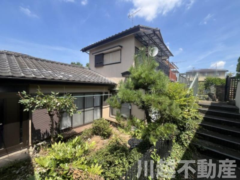 プライバシー重視の庭がある佇まい