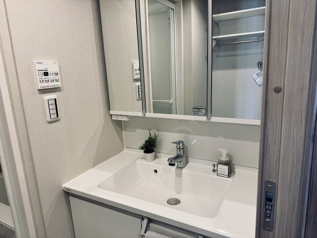 ～新規交換済、3面鏡付きの独立洗面台　細々している物をスッキリ収納出来ます～