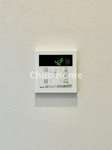 【給湯リモコン】外での一日を忘れさせてくれるオートバス機能でお好みの湯量・温度に調整された浴槽。