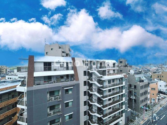 手を伸ばせば、ふれることが出来そうな環境が、そのままインテリアになったような印象です。その豊かな眺望にふさわしい空間には、通風・採光にも優れ、心地よい光と風があふれています