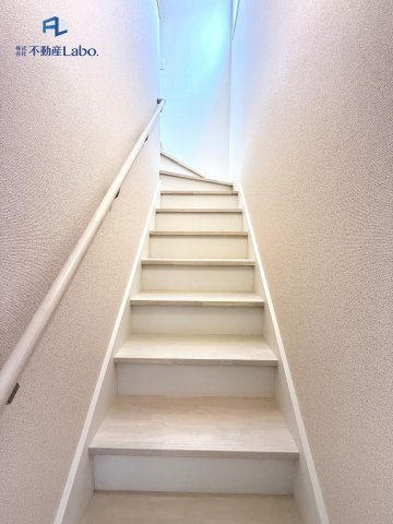 ●階段●　階段には手すりが付いており、小さなお子様から高齢の方まで上り下りしやすくなっております。