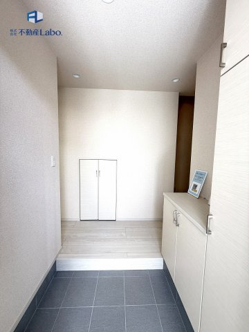 ●玄関ホール●　玄関は、住まいの「第一印象」を決める大事な空間。だからこそ広さ、採光、清潔感にこだわった造りとなっております♪　シューズボックスは大容量となっており実用性を兼ねそろえた玄関♪