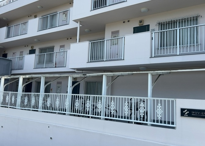 中庭（パティオ）とは、一つの建築物の内部に設けられた、壁などで囲われている庭のことを指します。コの字型、ロの字型が主流ですが、L字型の中庭もあります。最近では、インテリア性の高さからも人気があります。