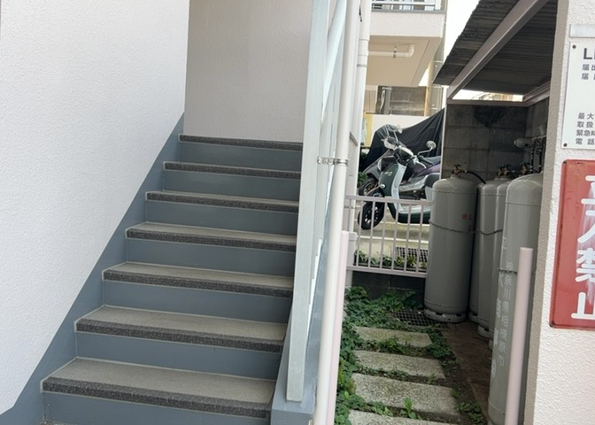 受付はマンションコンシェルジュがいる場合もあれば、管理人が滞在する小部屋を総称して呼ぶことがあります。主にエントランスに設置されていることから、防犯面でも期待ができます。防犯設備がない場合はより安心！