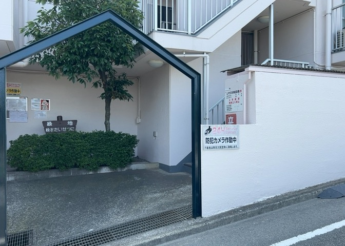 共用部分は、一棟の建物に住む区分所有者全員が共同で所有するとし、共用部分の管理、補修などは、区分所有者で形成される管理組合が行います。個人の判断で勝手に変更することはできませんので覚えておきましょう。