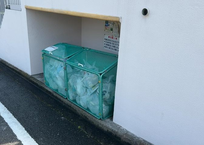 共有部分は、住民なら誰もが使える設備のこと。例えば駐車場やエレベーター、インターネット設備、セキュリティ設備などがあります。他にも、マンションの廊下・外部階段やエントランス・ゴミ置き場などがあります。