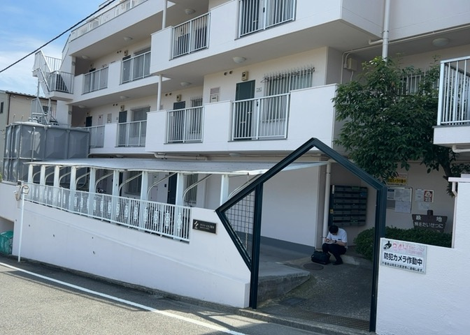 ＲＣ造、Reinforced　Concreteは直訳すると補強されたコンクリートです。主に柱や梁・床・壁が鉄筋とコンクリートで構成おり、鉄筋を組んだ型枠にコンクリートを流し込んで固めたものを指します。