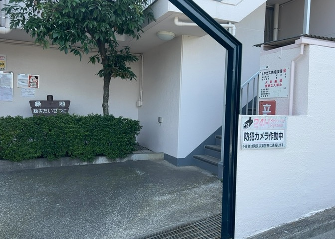 玄関は家の顔でもあり、家族以外の目にも止まる場所です。玄関は外との間を仕切る扉、靴などをしまっておく収納スペース、靴脱ぎのたたきスペース、来客とのやり取りをするドアホンなど複数のアイテムからなります。