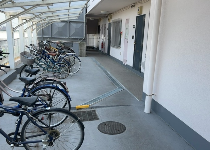 共有部分は、住民なら誰もが使える設備のこと。例えば駐車場やエレベーター、インターネット設備、セキュリティ設備などがあります。他にも、マンションの廊下・外部階段やエントランス・ゴミ置き場などがあります。
