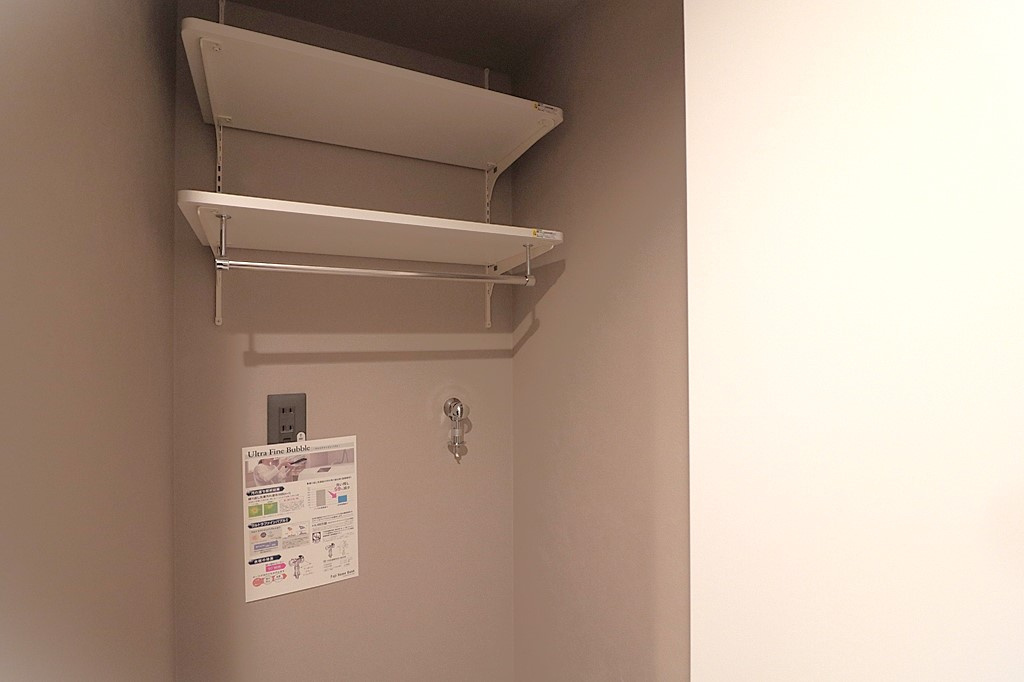 洗濯機置き場の上部には棚を設置済み♪