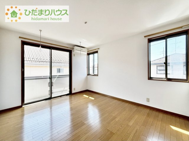 バルコニーに面していて、たっぷり光りの入る明るい主寝室です！