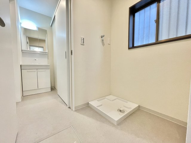 落ち着いた空間を演出するカラーと、ゆったり落ち着いてお使い頂ける広さが魅力のパウダールーム。