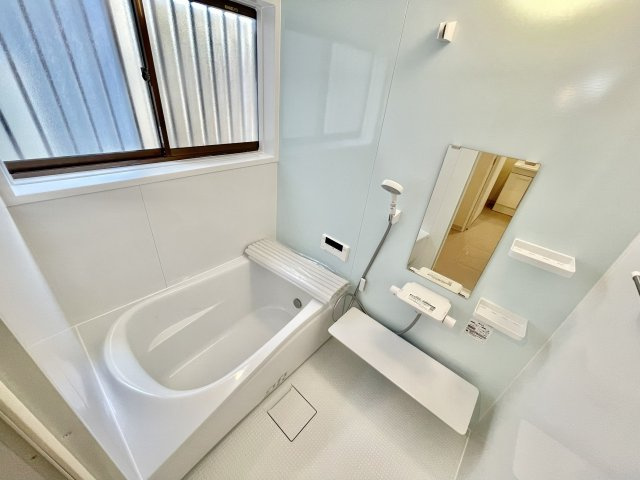 お子様と一緒の入浴も充分な広さです。追い焚き機能や保温機能付きで快適なバスタイムをお楽しみください