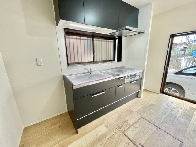 食器の出し入れがしやすいスライドオープン式です。収納豊富なシステムキッチンになります。