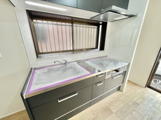 三口コンロで、お料理の効率もアップ！使い勝手の良さを考えました。お洒落なシステムキッチンです。