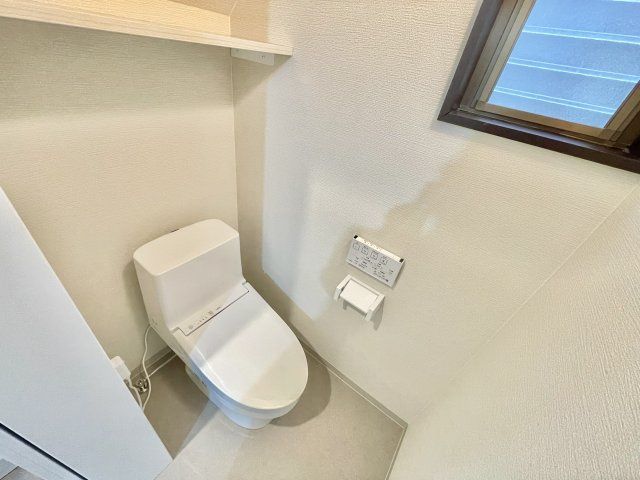 トイレは1階と2階の2か所にございます♪手すりもついています♪