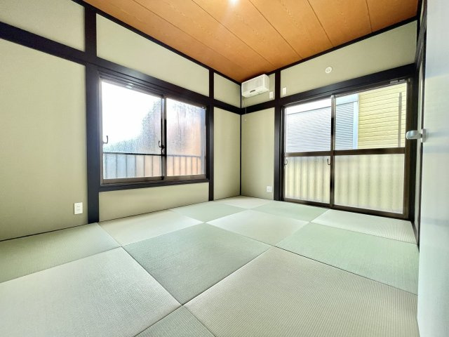 伝統的な日本情緒のある、温かみと落ち着きが感じられる和室です。