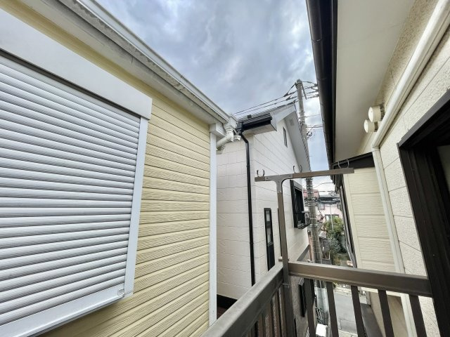 気持ちのいい空が見渡せる広いバルコニー。陽当たりも良く洗濯物やお布団もカラッと乾きそう。