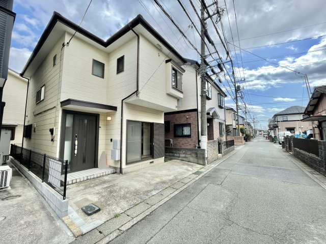 スーパーやドラッグストアなどの買い物施設が近くにあり、生活便利な立地になります！