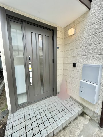 「おかえり」と「ただいま」が交差するお家の顔とも言える場所は爽やかで心地良い空間となっています。