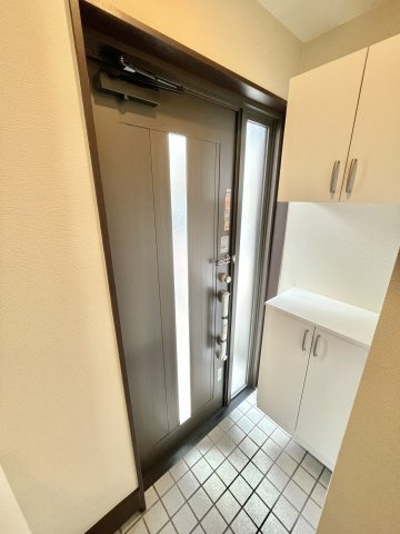 玄関にはシューズボックスの他に何かと便利な収納スペースを兼ね備えております。