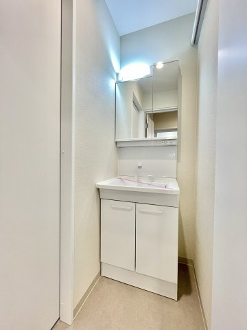 ホワイトを基調にまとめたパウダールームはホテルのような上質な気品あふれる空間を創造しております。