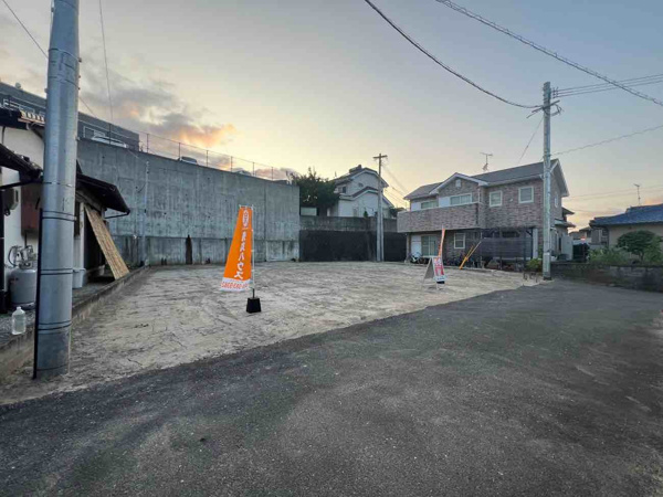 【向佐野一丁目の前面道路含む現地写真】