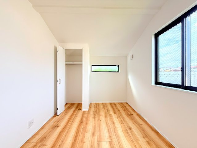 ◆気持ちの良い風が室内へ入り込む居室。家具を配置しても広々ご利用いただけます！！