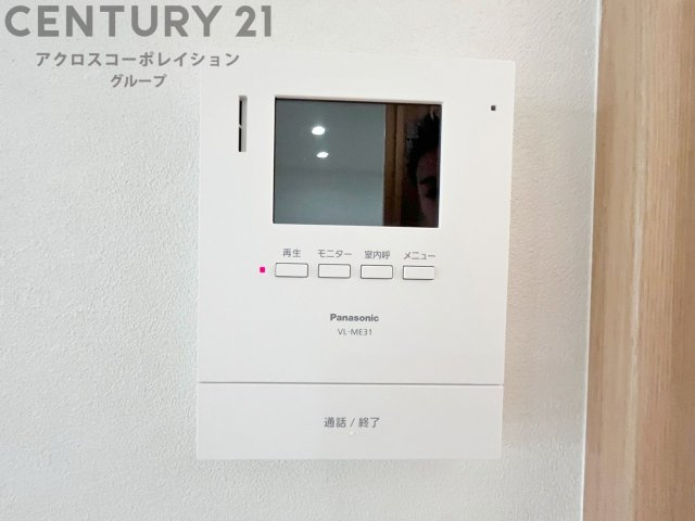 訪問者が来たときにテレビ画面で確認できるため、安心してドアを開けられます。録画機能があるものもあり、留守中に来訪者を記録しておくことができます。利便性が高く、セキュリティ面でも安心です。