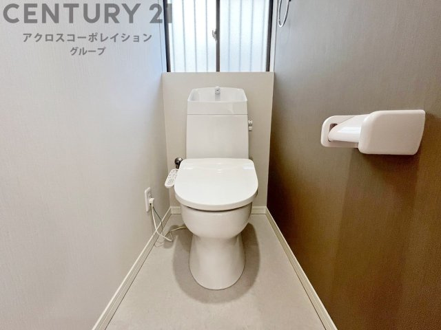 温水洗浄便座付トイレは温水洗浄機能により、暖かい水でおしりを洗浄することができ、冷たい水を使う従来の便座に比べ、温水洗浄機能で暖かいトイレを提供し、快適な使用を可能にします。