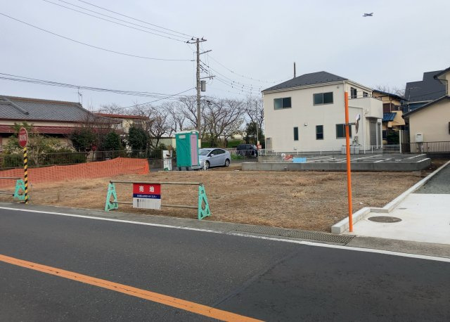 土地の面積＝住宅面積ではありません。建ぺい率の問題などで、土地のある場所によって住宅を建てられる面積は限られています。高さもしかり、「土地」という言葉の中には、建築条件も含まれると考えておきましょう。
