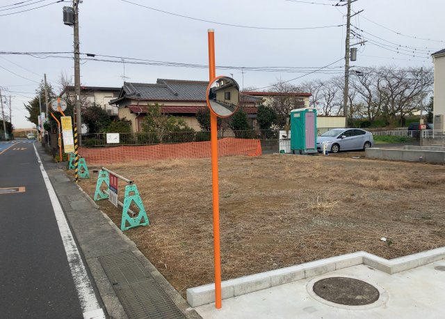 家を建てる場合、方位は要チェックです。現実的に日当たりのよい家ならばリビングは南側、建築基準法でも北側に当たる家への配慮は求められています。土地を見学に行く際は、方位磁針を持って行くようにしましょう。
