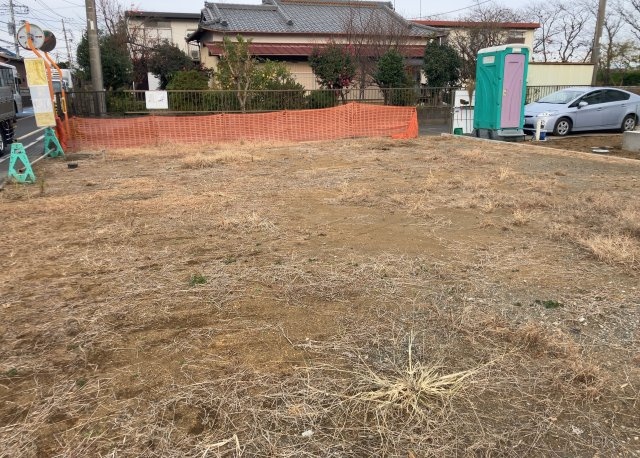 土地の前の道路に消火栓が設置されていることがあります。この場合、道路交通法第45条第1項により、駐車禁止の場所が指定されています。そのため、車庫などの駐車スペースをつくることができない場合があります。
