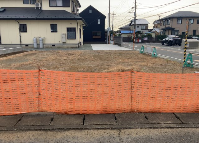 現地に行くなら、物件の周囲の地形がどうなっているかを見ることも大切です。周辺より低くなっている土地では、大雨などで水が集まりやすいため、地盤が弱くなっているということも考えられるため、注意が必要です。