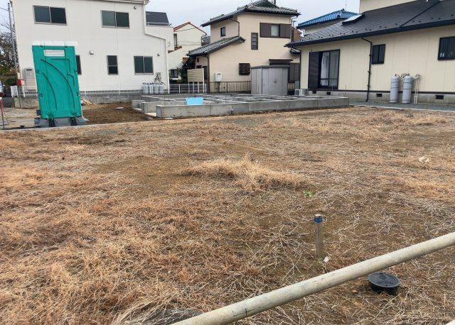 土地購入を検討されている場合、境界杭がない状態で購入してしまうと境界確定測量をする必要があり、費用がかかります。購入の前に、売主、隣土地所有者立ち合いのもと境界を確定し境界杭を設置するのがベストです。