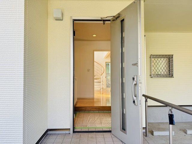～玄関は安心のWロックキーを採用～