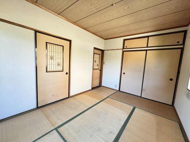 昔ながらの心落ち着く和室です。木目調の美しい天井や、細やかな意匠が施された建具など、和の趣を存分に感じられる空間となっています。壁一面には大容量の押入れと天袋が備えられております。