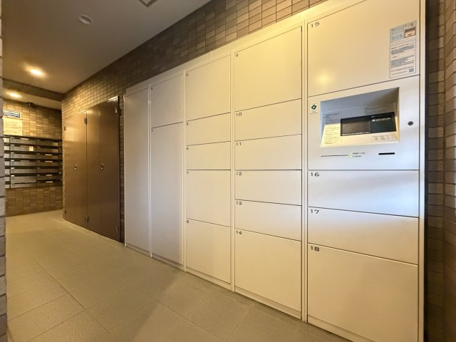 不在時でも荷物の受け取りが可能な宅配ボックスを設置。忙しいご家庭にも嬉しい設備です。