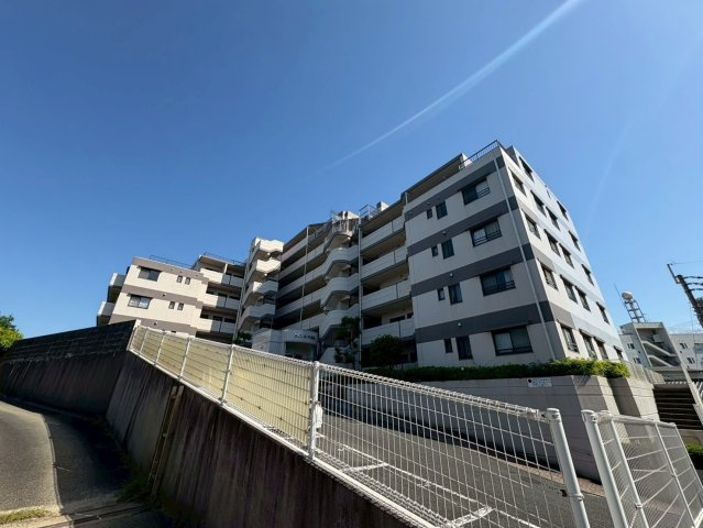 重厚感のある外観が魅力。管理状態の良い分譲マンションです。