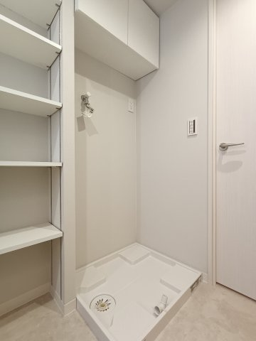 【室内洗濯機置き場】　室内に洗濯機置き場があり、天候を気にせず洗濯できて家事が楽になります。