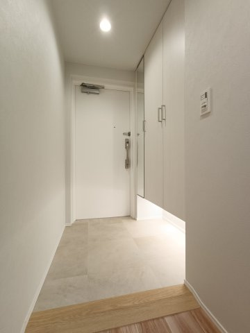 【玄関】　白を基調にした清潔感のある玄関スペースで、家族の出入りやお客様の来訪もゆったりと行えます。