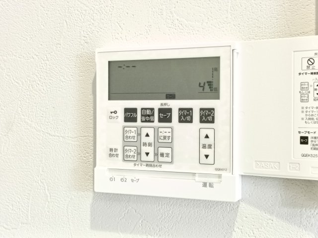 【床暖房】　床暖房完備で、冬の朝も素足で過ごせるほど暖かく快適な住まいになります。