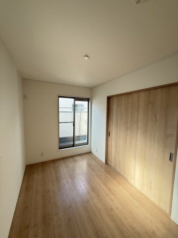 2階約5帖の洋室です。他にも約7.5帖の洋室がございます。