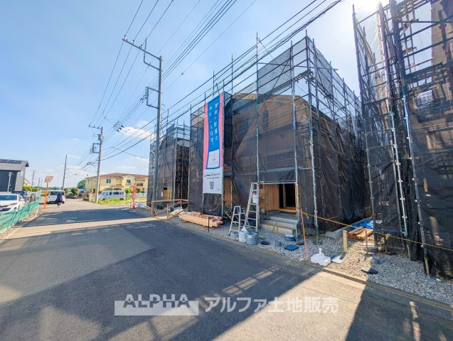 【Living　room】　◆時を忘れる場所◆ここにはみんなが集い、食事と楽しい会話が始まる。話に夢中になりすぎて、ついつい時を忘れ夜半過ぎになってしまう。そんな束の間の幸せを感じさせてくれる場所。