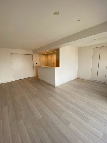 【リビングダイニング】木目調の床で明るい雰囲気が感じられます☆