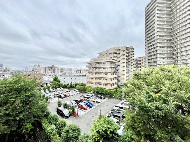開放感いっぱいの眺望と共に光と風を享受するバルコニー。景観を眺めることができます。　