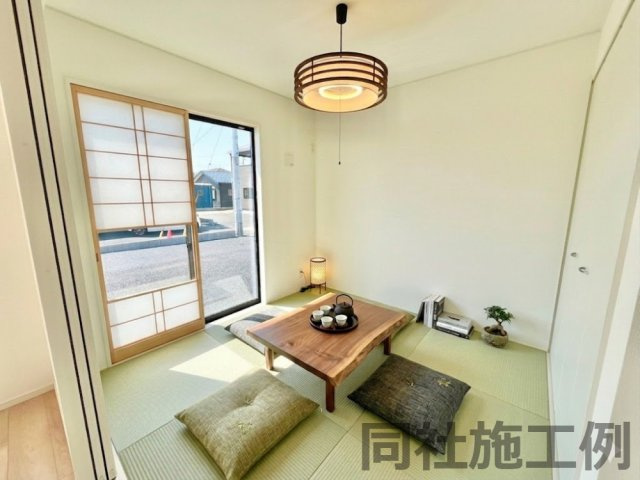 LDK横の和室♪家具家電はイメージです。　同社施工の完成物件で見学可能