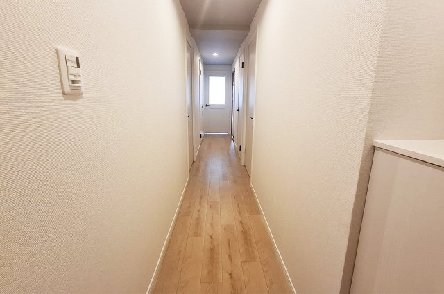廊下：クロスやフローリングを貼替え済み。